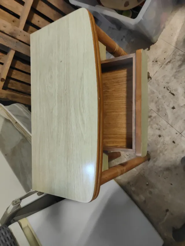 Mesa auxiliar de madera y plástico
