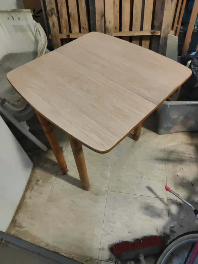 Mesa auxiliar de madera y plástico