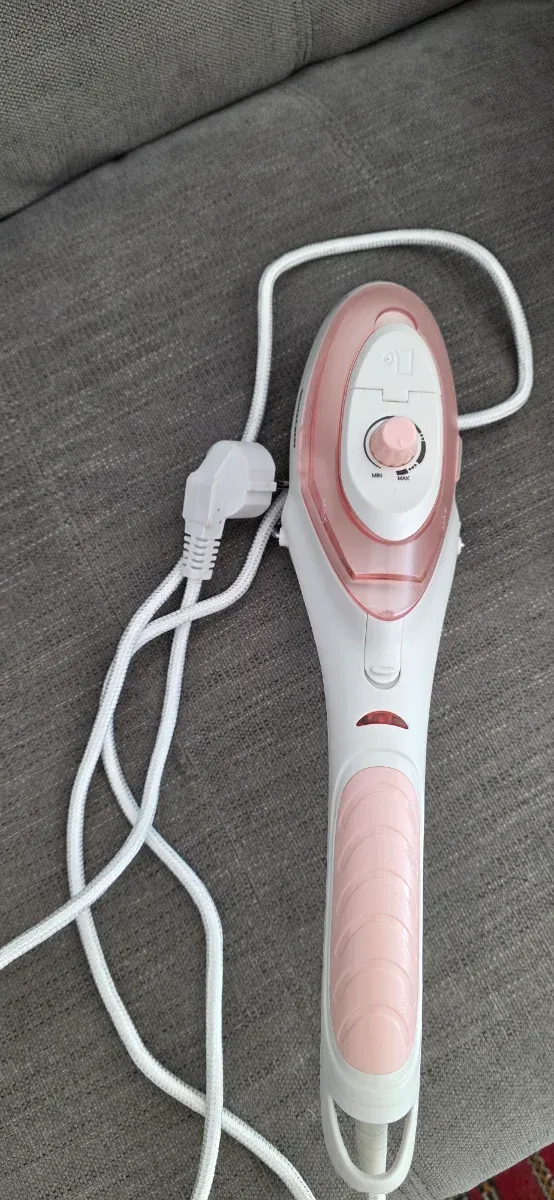 Plancha de vapor vertical rosa y blanca