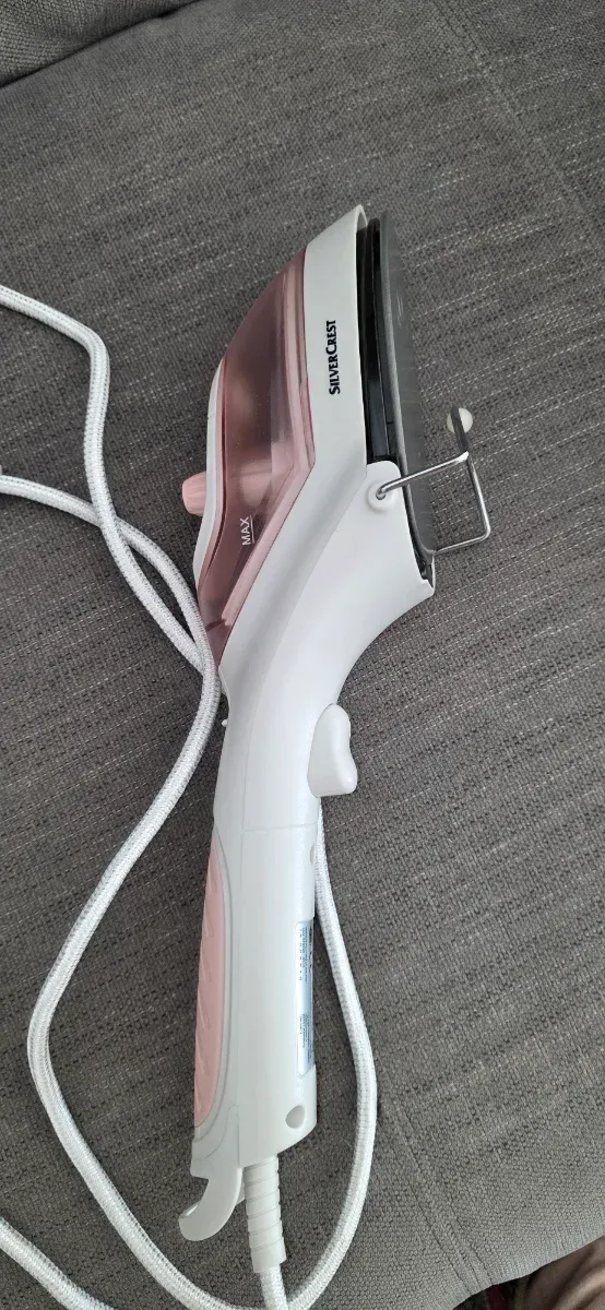 Plancha de vapor vertical rosa y blanca