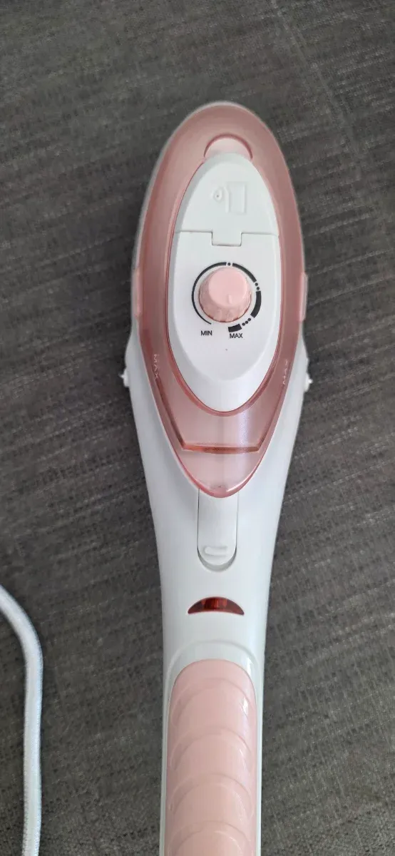 Plancha de vapor vertical rosa y blanca