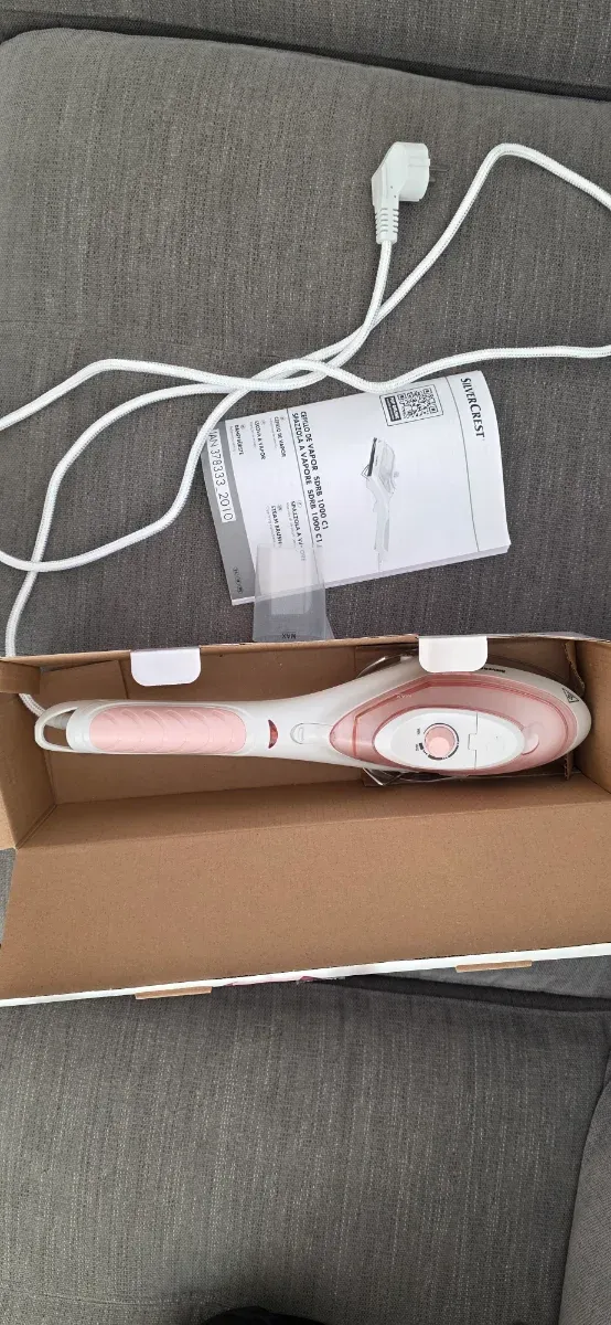 Plancha de vapor vertical rosa y blanca