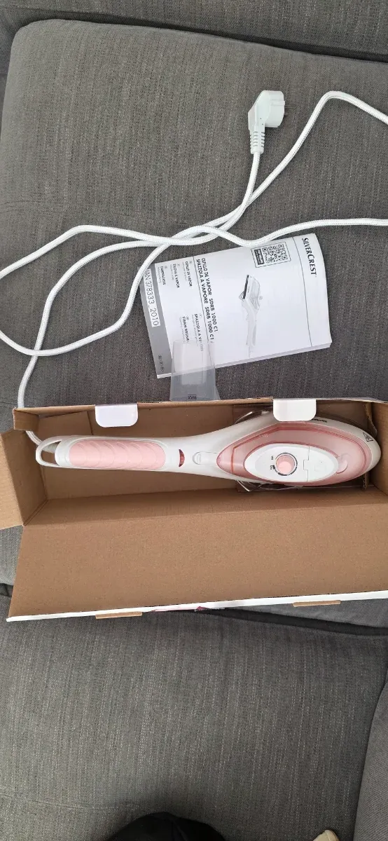 Plancha de vapor vertical rosa y blanca