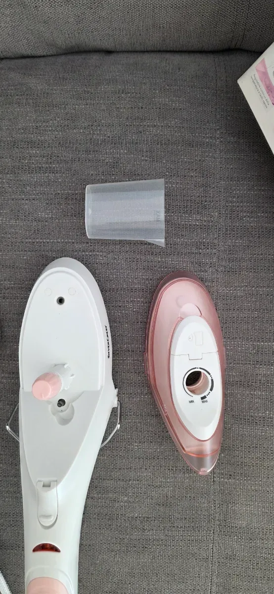 Plancha de vapor vertical rosa y blanca