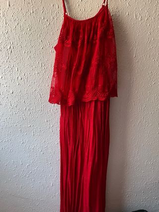 Vestido rojo largo con encaje