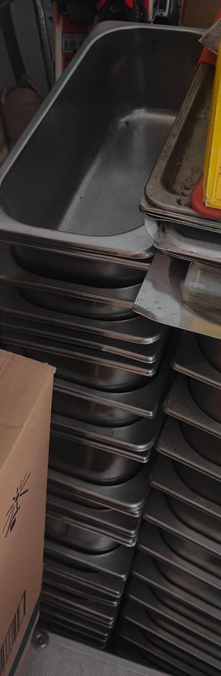 Vetrinetta da banco con vaschette cucina o gelato.