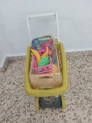 Carrito de compra de juguete con frutas
