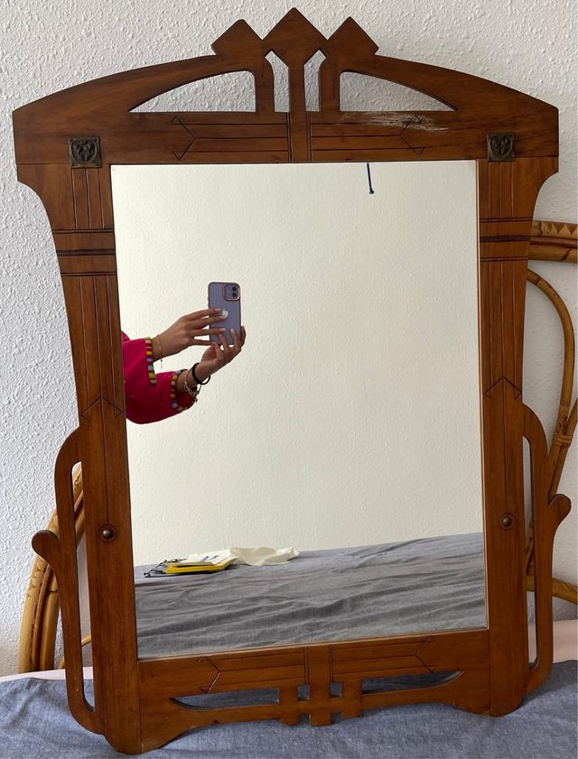 Espejo de madera con detalles tallados