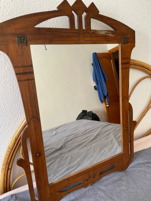 Espejo de madera con detalles tallados