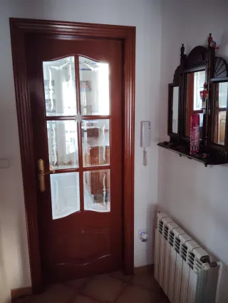 Puerta de madera con cristal