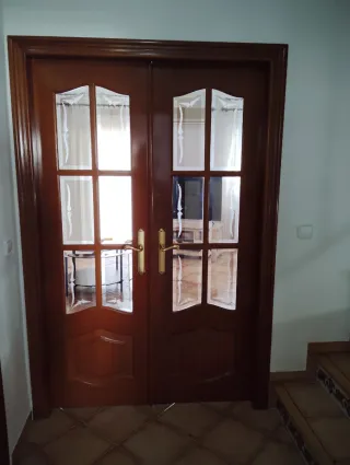 Puerta de madera con cristal