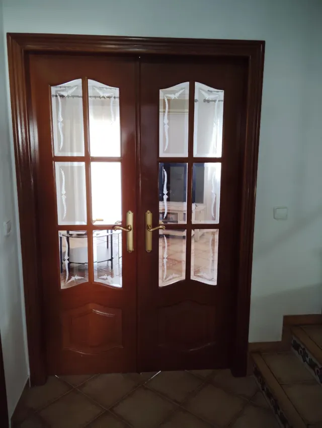 Puerta de madera con cristal