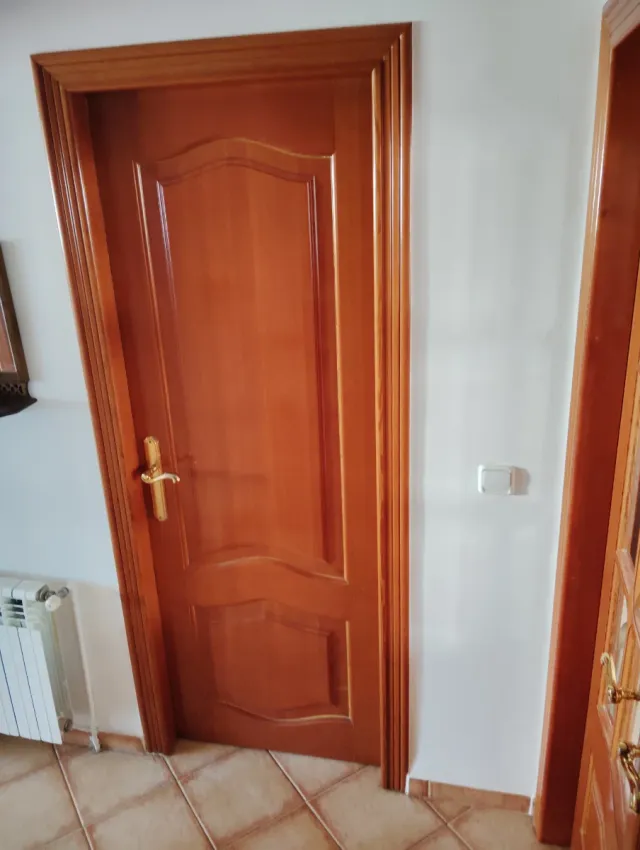 Puerta de madera con cristal