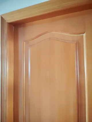 Puerta de madera con cristal