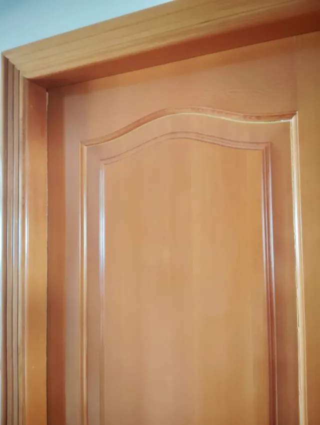 Puerta de madera con cristal