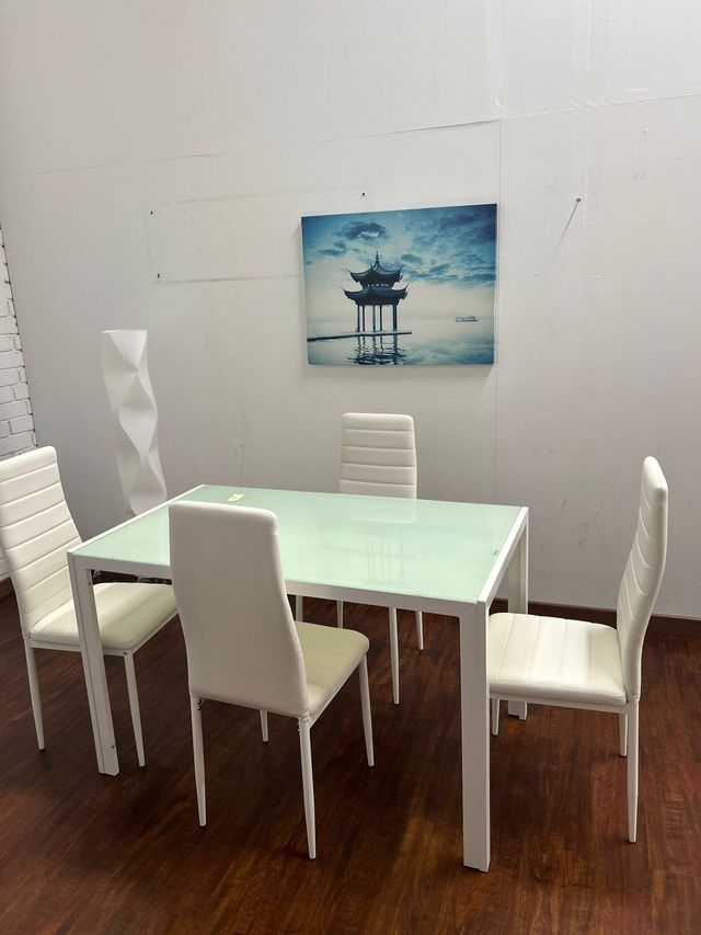 Mesa comedor blanca con 4 sillas NUEVA