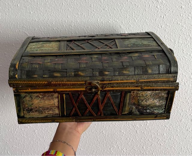 Baúl decorativo de bambú y madera