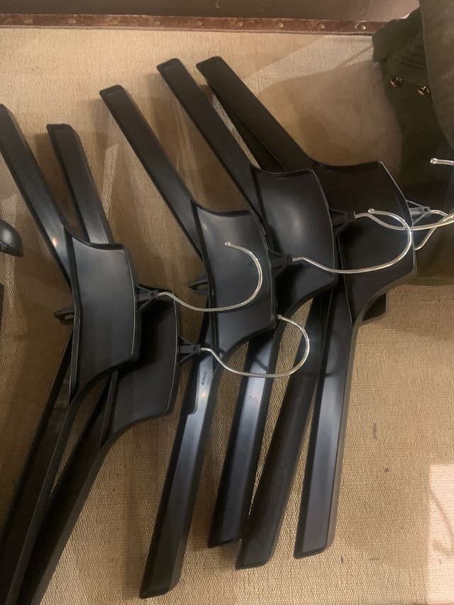 Perchas finas negras pack 10