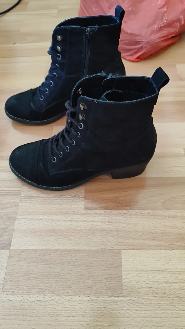 Botas negras con cuña