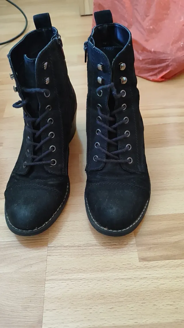 Botas negras con cuña