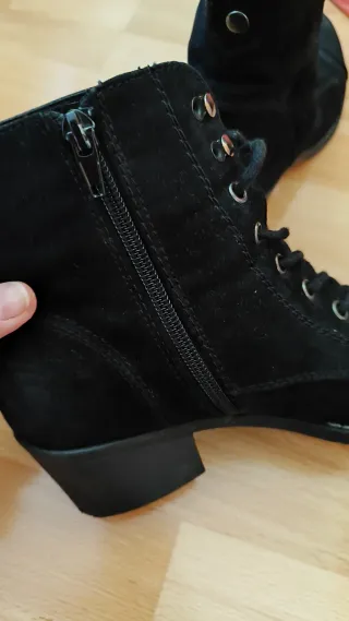 Botas negras con cuña