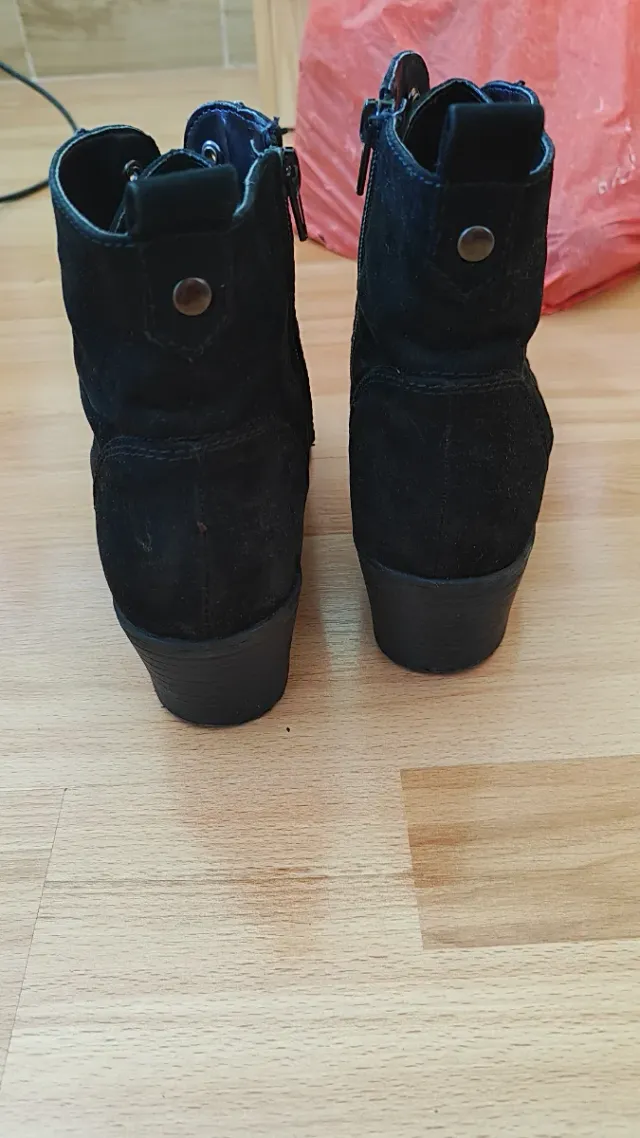 Botas negras con cuña