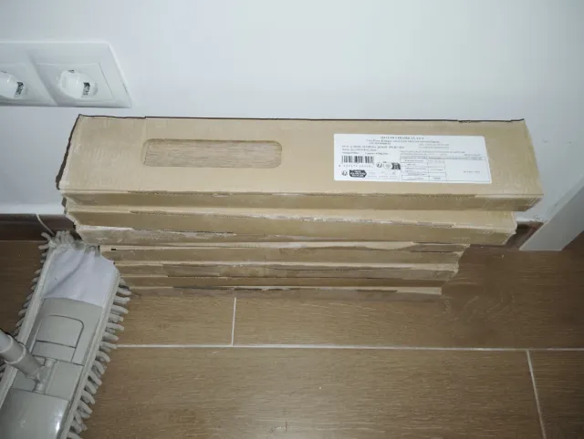 Suelo porcelánico imitación madera y rodapié.