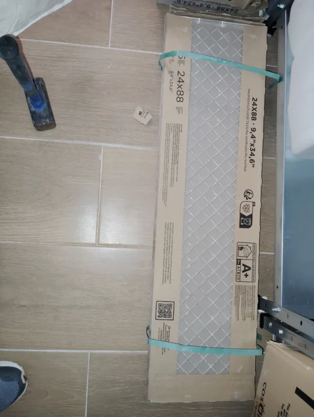 Suelo porcelánico imitación madera y rodapié.