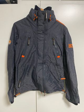 Abrigo Superdry gris y naranja