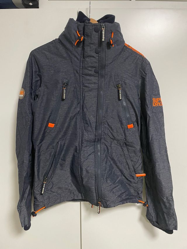 Abrigo Superdry gris y naranja