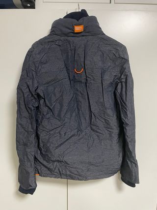 Abrigo Superdry gris y naranja