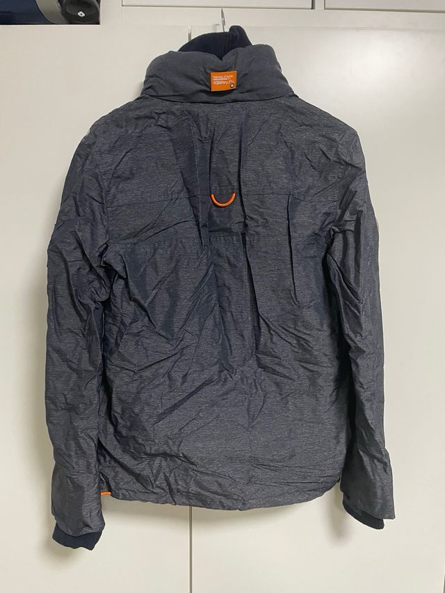 Abrigo Superdry gris y naranja