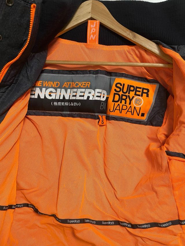 Abrigo Superdry gris y naranja