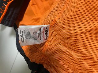 Abrigo Superdry gris y naranja