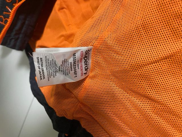 Abrigo Superdry gris y naranja