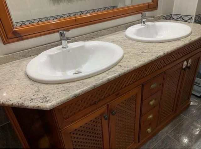 Mueble de baño de madera y piedra