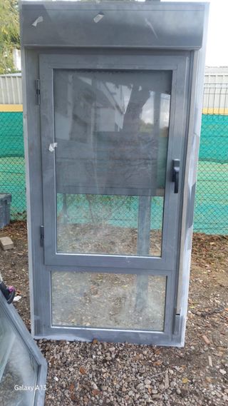 Ventana de aluminio gris con persiana 1,85/0,88