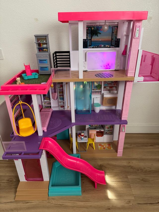 Casa Barbie  dreamhouse mide 109cm