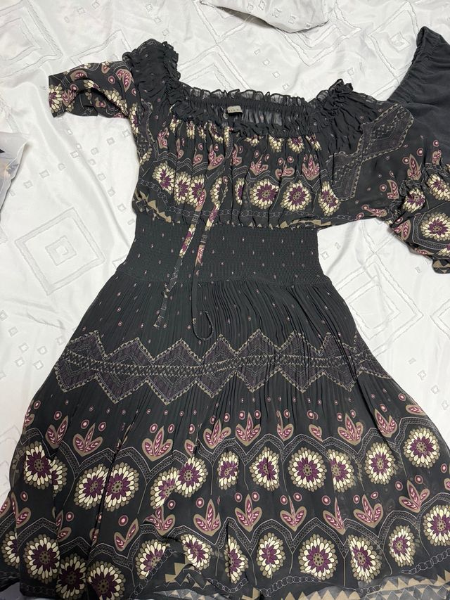 Vestido negro con estampado morado
