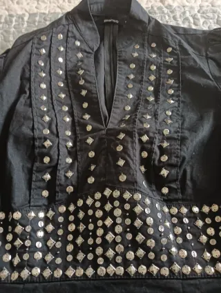 Camisa negra con tachuelas plateadas