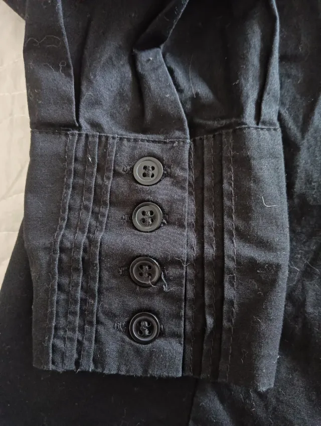 Camisa negra con tachuelas plateadas