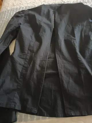 Camisa negra con tachuelas plateadas