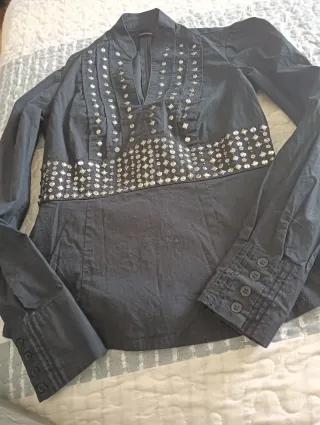Camisa negra con tachuelas plateadas