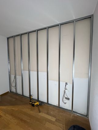 Estructura metálica para pared insonorizada