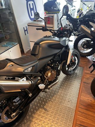 Husqvarna Svartpilen 801