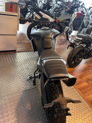 Husqvarna Svartpilen 801