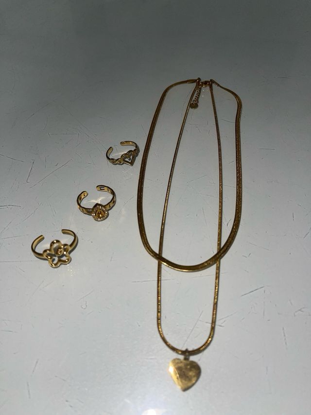 Gioielli dorati: anelli e collana