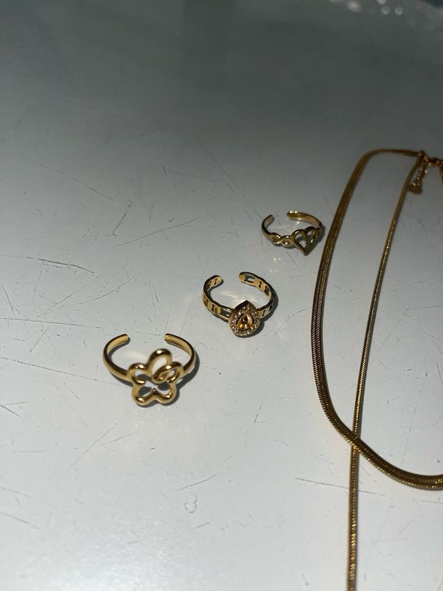 Gioielli dorati: anelli e collana