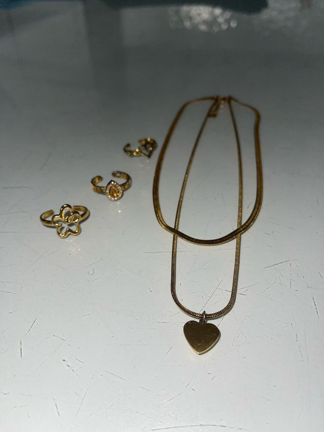 Gioielli dorati: anelli e collana