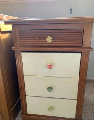 Cómoda de madera con cajones de colores